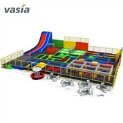 Maßgeschneiderter bunter großer Trampolinpark